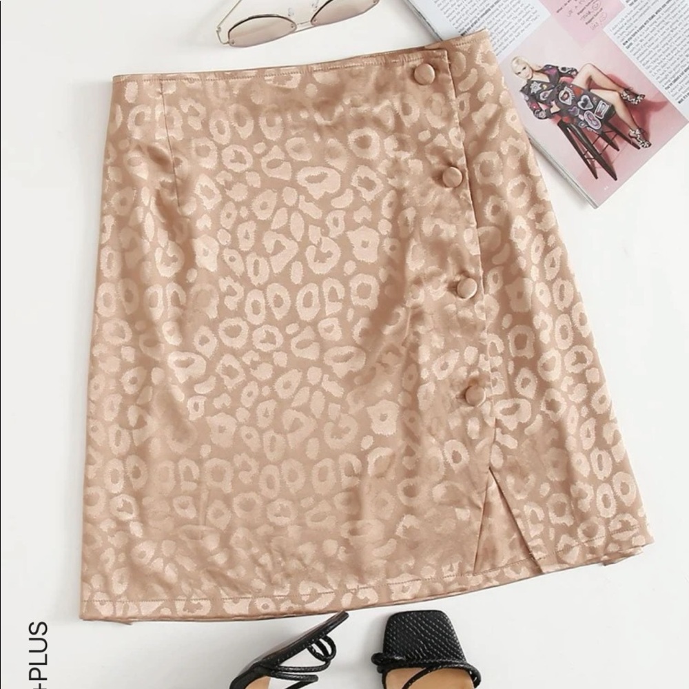 Leopard print mini satin skirt